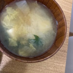 大根おろしの汁で、豆腐とわかめの味噌汁